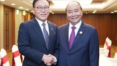 Thủ tướng Chính phủ Nguyễn Xuân Phúc và ông Park Soo Kwan, Tổng Lãnh sự danh dự Việt Nam tại khu vực Busan – Kyeongnam. - Ảnh: VGP/Quang Hiếu