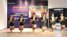 Trình diễn điệu "Múa tra hạt" của người Khơ Mú tại Điện Biên.