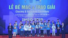 Trao huy chương Vàng môn Toán cho học sinh bảng B đạt giải. Ảnh: Thanh Tùng/TTXVN