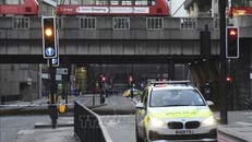 Cảnh sát Anh phong tỏa khu vực quanh cầu London ở thủ đô sau vụ tấn công bằng dao, ngày 29/11/2019. Ảnh: AFP/TTXVN