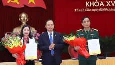 Đồng chí Trịnh Văn Chiến trao quyết định và chúc mừng các đồng chí Phạm Thị Thanh Thủy, Lê Văn Diện