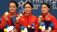 Nguyễn Thị Phương, Lưu Thị Thu Uyên và Lê Thị Khánh Vy trên bục nhận huy chương.