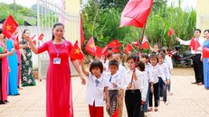 Giáo viên, học sinh Trường Tiểu học Thạch Ngàn 2, huyện Con Cuông luyện tập chuẩn bị cho lễ khai giảng năm học mới. (Ảnh: BNA)