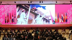 Trình chiếu video giới thiệu về Việt Nam tại lễ bàn giao chức Chủ tịch ASEAN năm 2020 cho Việt Nam. (Ảnh: Thống Nhất/TTXVN)