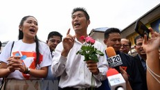 Chủ tịch đảng Tương lai mới (FFP) Thanathorn Juangroongruangkit trả lời phỏng vấn của báo giới tại Bangkok. (Ảnh: AFP/TTXVN)