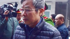 Cựu bộ trưởng Nguyễn Bắc Son tại sân tòa án lúc 7h10. Ảnh: Giang Huy