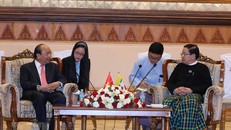 Thủ tướng Nguyễn Xuân Phúc hội kiến Chủ tịch Quốc hội Myanmar T Khun Myat. (Ảnh: Thống Nhất/TTXVN)