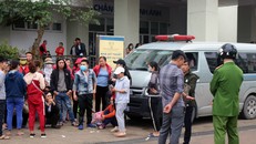 Nhiều người nhà sản phụ bày tỏ thái độ bức xúc trước bệnh viên. (Ảnh: Đức Thọ/TTXVN)