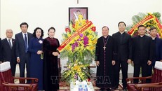 Chủ tịch Quốc hội Nguyễn Thị Kim Ngân tặng hoa chúc mừng Tòa Giám mục và Tổng Giám mục Tổng Giáo phận Hà Nội Giuse Vũ Văn Thiên. Ảnh: Trọng Đức/TTXVN