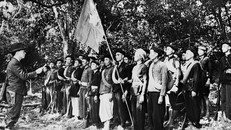 Đồng chí Võ Nguyên Giáp đọc Quân lệnh số I - Quyết định thành lập Đội Việt Nam Tuyên truyền Giải phóng quân (22/12/1944). (Ảnh: Tư liệu TTXVN)