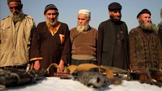 Các tay súng Taliban đầu hàng tại tỉnh Kunar, Afghanistan, ngày 4/9. (Ảnh: THX/TTXVN)