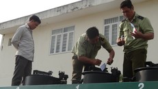 Đội QLTT số 1 tiến hành tạm giữ phương tiện và hàng hóa