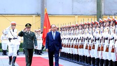 Thủ tướng Nguyễn Xuân Phúc duyệt đội danh dự Công an nhân dân. (Ảnh: Thống Nhất/TTXVN)