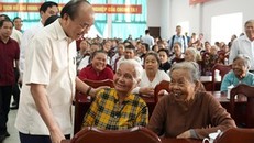 Thủ tướng dự chương trình ‘Tết sum vầy’ với người nghèo tại Vĩnh Long