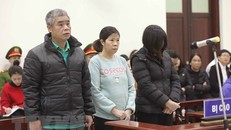 (Từ trái qua phải) các bị cáo gồm: tài xế Doãn Quý Phiến, nhân viên giám sát trên xe Nguyễn Bích Quy và Nguyễn Thị Bích Thủy (giáo viên chủ nhiệm lớp 1 Tokyo, Trường Gateway). (Ảnh: Doãn Tấn/TTXVN)