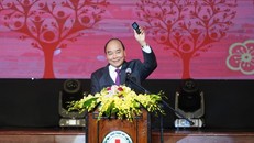 Thủ tướng Nguyễn Xuân Phúc nhắn tin ủng hộ người nghèo. Ảnh: VGP/Quang Hiếu