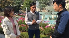 GS Sĩ Đức Quang (đứng giữa) cùng với các học viên trường ĐH Sư phạm Hà Nội. Ảnh: Lê Vân.