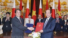 Thủ tướng Nguyễn Xuân Phúc và Bộ trưởng Bộ Nội vụ, Thông tin và Truyền thông Nhật Bản Takaichi Sanae chứng kiến Lễ ký kết công hàm trao đổi Dự án cung cấp trang thiết bị phần cứng Hệ thống thông tin báo cáo Chính phủ sử dụng viện trợ không hoàn lại giữa B