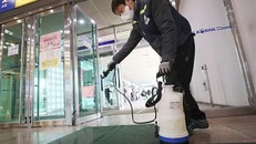 Tiến hành khử trùng nhằm phòng ngừa dịch bệnh viêm phổi do virus corona mới tại nhà ga Seoul, Hàn Quốc ngày 27/1/2020. (Nguồn: YONHAP/TTXVN)