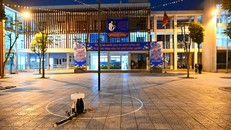 Trước diễn biến phức tạp của dịch bệnh viêm đường hô cấp do chủng mới của virus corona gây ra, tối 31/1 trường Tiểu học Mậu Lương (Hà Đông, Hà Nội) đã tiến hành phun thuốc khử trùng toàn bộ khuôn viên nhà trường. (Ảnh: Minh Sơn/Vietnam+)