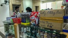 Giữa cơn sốt, chợ thuốc Hapulico đồng loạt treo biển 'không bán khẩu trang'
