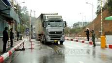 Xe chở hàng di chuyển qua Cửa khẩu Hữu Nghị chiều 5/2.