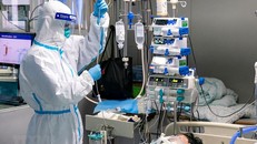 Nhân viên y tế điều trị cho bệnh nhân nhiễm virus corona chủng mới tại bệnh viện ở Vũ Hán, tỉnh Hồ Bắc, Trung Quốc ngày 24/1 vừa qua. (Ảnh: THX/TTXVN)