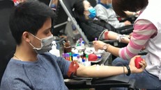 Người dân xếp hàng ‘giải cứu’ tình trạng khan hiếm máu