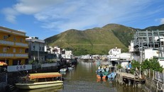 Làng chài Tai O trên đảo Lantai. Ảnh: Reuters