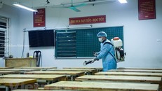 Các trường học được vệ sinh phòng chống dịch trong khi cho học sinh nghỉ học. (Ảnh: Minh Sơn/Vietnam+)