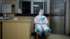 Một nhân viên y tế trong bộ đồ bảo hộ nghỉ ngơi trong ca đêm của cô tại một trung tâm dịch vụ y tế cộng đồng, nơi có khu vực cách ly để tiếp nhận những bệnh nhân có triệu chứng nhẹ do virus corona mới ở quận Qingshan, Vũ Hán, Tỉnh Hồ Bắc, Trung Quốc ngày