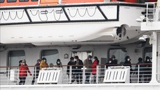 Các hành khách trên tàu du lịch Diamond Princess tại khu vực cách ly cảng Yokohama, Nhật Bản, ngày 14/2. Ảnh: AFP/TTXVN