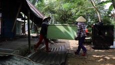 Người dân sống trên Thượng Thành hạ giải những ngôi nhà tạm bợ để đến nơi ở mới, trả lại mặt bằng cho di tích. (Ảnh: Đỗ Trưởng/TTXVN)