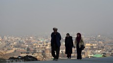 Người dân di chuyển trên đường phố tại Kabul, Afghanistan, khi lệnh ngừng bắn một phần có hiệu lực ngày 22/2/2020. (Ảnh: AFP/ TTXVN)