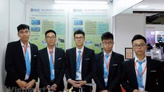 Nhóm học sinh lớp 11 chuyên Lý - Trường chuyên Khoa học Tư nhiên - tại cuộc thi. (Nguồn: Vietnam+)