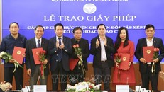 Phó trưởng Ban Tuyên giáo Trung ương Lê Mạnh Hùng và Thứ trưởng Bộ Thông tin và Truyền thông Hoàng Vĩnh Bảo trao giấy phép cho 18 tạp chí thực hiện chuyển đổi, sắp xếp lại theo quy hoạch báo chí có hiệu lực từ ngày 1/4/2020. Ảnh: Minh Quyết/TTXVN