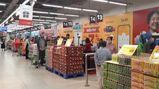 Lương thực, thực phẩm đầy ắp kệ siêu thị, người dân thoải mái mua sắm