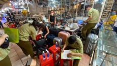 Lực lượng Quản lý thị trường kiểm tra trung tâm thương mại Sài Gòn Square. 