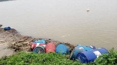 Điều tra vụ đổ trộm nhiều thùng nghi chứa hóa chất xuống sông Hồng