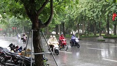 Dù sáng sớm Hà Nội có mưa to, nhưng người dân vẫn đổ ra đường khá đông.