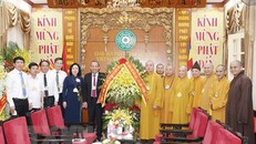 Phó Thủ tướng Thường trực Chính phủ Trương Hoà Bình tặng hoa chúc mừng Trung ương Giáo hội Phật giáo Việt Nam nhân Đại lễ Phật đản 2020-Phật lịch 2564. (Ảnh: Phương Hoa/TTXVN)