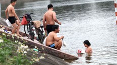 Ngó lơ lệnh cấm, người Hà Nội đổ ra hồ Linh Đàm tắm giải nhiệt