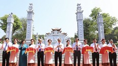 Thủ tướng Nguyễn Xuân Phúc cùng các đại biểu thực hiện nghi thức cắt băng khánh thành Đền Chung Sơn - Đền thờ Gia tiên Chủ tịch Hồ Chí Minh.