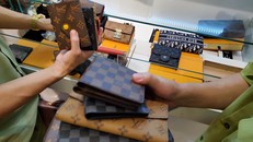 Hà Nội: Tạm giữ hơn 2.000 sản phẩm nghi nhái nhãn hiệu nổi tiếng 