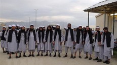 Các tù nhân Taliban được trả tự do chuẩn bị rời khỏi nhà tù Bagram, nằm cách thủ đô Kabul, Afghanistan khoảng 50km về phía Bắc, ngày 25/5/2020. (Ảnh: AFP/TTXVN)