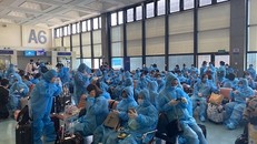 Công dân Việt Nam tại Đài Loan (Trung Quốc) được đưa về nước - Ảnh: BNG