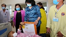 Phó Chủ tịch nước Đặng Thị Ngọc Thịnh thăm, tặng quà và động viên bệnh nhi ung thư. Ảnh: Dương Giang/TTXVN