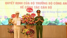 Thiếu tướng Nguyễn Duy Ngọc trao quyết định và chúc mừng Đại tá Nguyễn Ngọc Lâm.