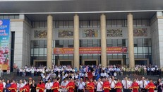 Thủ tướng Nguyễn Xuân Phúc và các đại biểu cắt băng xuất hành đoàn xe vải thiều tiêu thụ tại thị trường trong nước và quốc tế