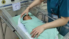 Bé trai bị bỏ rơi tiên lượng vẫn còn nặng